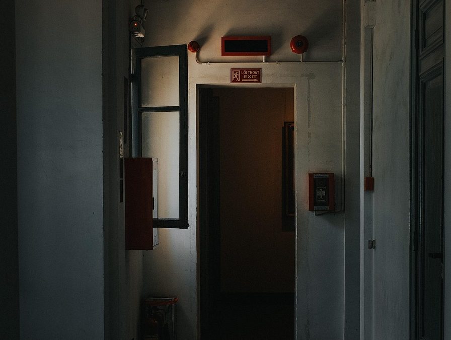 Dinas Damkar Bangka Bersihkan Tumpahan Oli di Hutan Kota